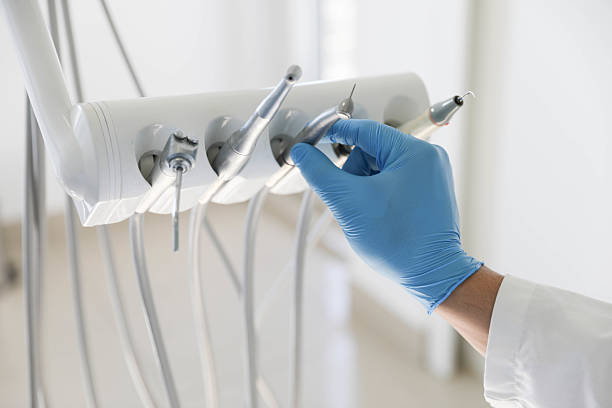 Professional Tooth Extraction technician working in Highland Park, MI
